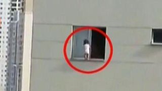 Moment cutremurator! Un copil de cativa anisori se plimba pe marginea unei ferestre, la etajul trei al unui bloc. Cum s-a terminat totul