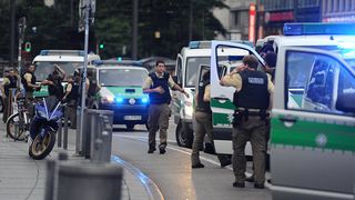 Politia perchezitioneaza apartamentul atacatorului din Munchen. Vecinii ucigasului vorbesc despre e: "Era un tip tacut"