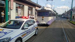 Panica intr-un tramvai plin cu calatori. Vatmanul a lesinat, iar garnitura a mers singura doua statii! Calatorii au inceput sa dea cu pumnii in geamuri de disperare