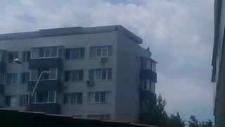 Doua femei din Bucuresti s-au urcat pe un bloc si ameninta ca se arunca in gol. Femeile sunt la spital UPDATE