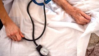 Inca un pacient cu VIERMI in rani. Un batran a fost adus la spitalul de Urgenta din Targoviste intr-o stare deplorabila