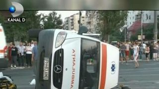 Un tanar teribilist a intrat cu masina intr-o salvare care ducea la spital un batran de 78 de ani. Cinci persoane au fost ranite