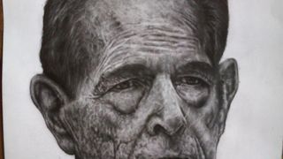 Povestea pustiului-fenomen care le-a facut portrete in creion Regelui Mihai, lui Christian Sabbagh si Andrei! Bacauanul de 16 ani sta si cate 100 de ore in fata unei planse!