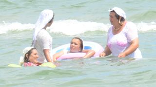Spectacol de neuitat in Mamaia. Dupa ce au taiat porcul pe plaja, femeile s-au balacit imbracate in mare