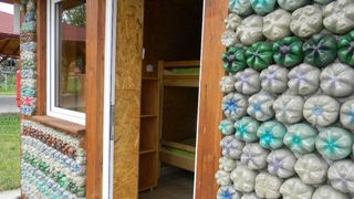 Proiect inedit in judetul Satu Mare. Case construite din 4.000 de sticle de plastic umplute cu nisip. Cum arata cele cinci cabane ecologice