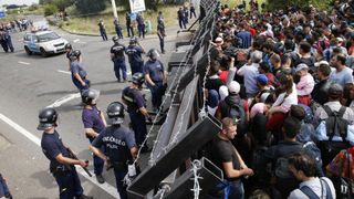 Refugiatii au intrat in greva foamei. "nu mai mancam nimic pana gand nu se deschid granitele" - Protest de proportii in apropiere de Romania