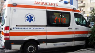 Un roman a murit in ambulanta, din cauza gropilor din asfalt! Barbatul a inceput sa sangereze masiv dupa ce firele ce i-au fost cusute pe rana s-au desfacut!