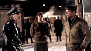 Iures (in stanga) alaturi de Bruce Willis si Colin Farrel in filmul "Razboiul lui Tom Hart"