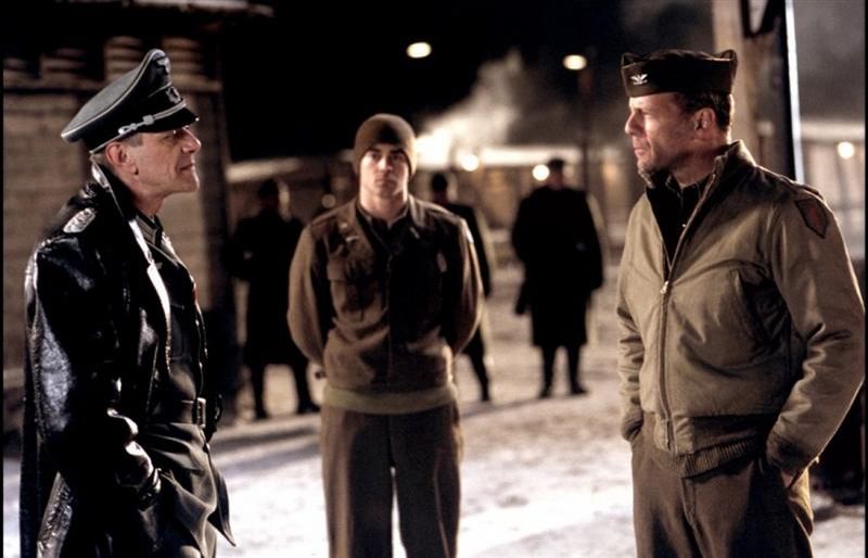 Iures (in stanga) alaturi de Bruce Willis si Colin Farrel in filmul "Razboiul lui Tom Hart"