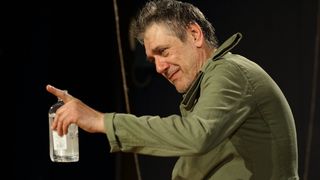 Iures este si un mare actor de teatru