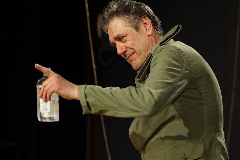 Iures este si un mare actor de teatru