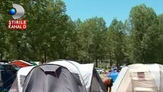 Campingurile de pe litoral sunt pline. Turistii au venit cu mancare de acasa, femeile gatesc de zor, iar barbatii beau sprit