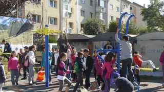 Un copil de 7 ani din Covasna a ramas fara un deget in timp ce se juca in parc