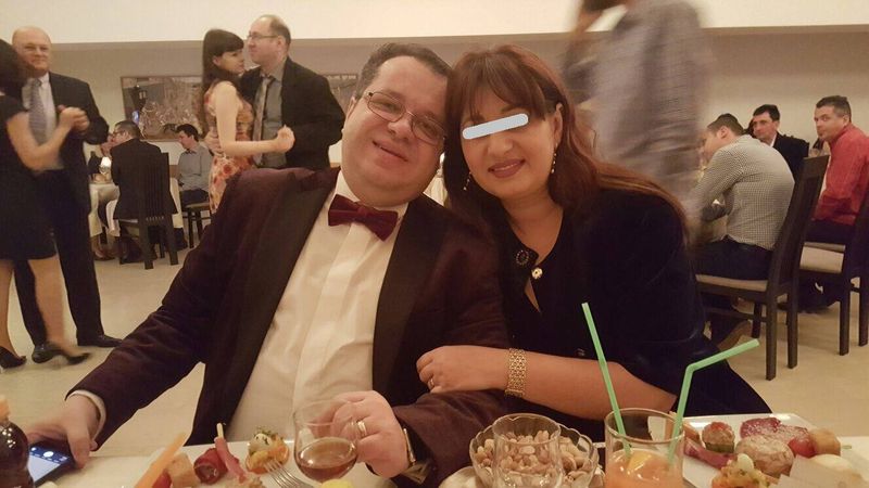 Functionarul Stanescu si sotia stiu sa se si distreze, nu numai sa munceasca
