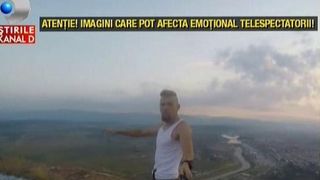 Imagini care iti taie respiratia la Targu Jiu. Un tanar s-a catarat pe turnul inalt de 256 de metri inaltime, fara nicio masura de siguranta