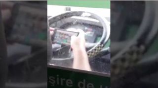 Un sofer RATB se joaca pe telefon in timp ce conduce. Gestul sau a fost fimat de calatori
