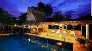 Un bilet de 49 de dolari i-a schimbat viata. A participat la o tombola si a castigat un complex turistic pe o insula din Pacific.