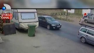 Un barbat de 62 de ani a fost accidentat mortal de o masina, dupa ce a trecut strada printr-un loc nepermis. Tragedia a fost surprinsa de camerele de supraveghere