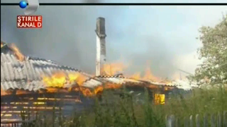 Flacarile le-a mistuit agoniseala de o viata. Povestea trista a doi batrani care au ramas pe drumuri in urma unui incendiu: "Vreau sa am locusorul meu, aoclo unde am crescut"