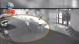 Trei biciclete, doua baloane si o surubelnita, de asta au avut nevoie sase tineri din Vaslui ca sa fure o masina