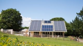 Romanii pot primi pana la 12.000 de euro de la stat pentru renovarea sau constructia unei case ecologice. Programul "Casa Verde" incepe peste 3 saptamani