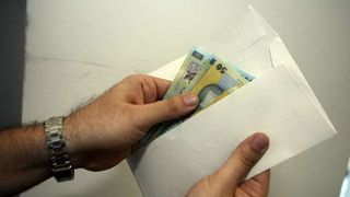 Tata si fiu, profesori la Universitatea de Medicina Veterinara din Bucuresti, prinsi cand luau 11.000 de lei de la studentii cu restante