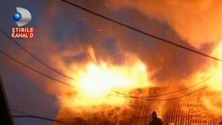 O banala furtuna adus dezastrul pentru o familie din Maramures. O casa a ramas fara acoperis din cauza unui fulger, apoi un semn ciudat a aparut pe cer