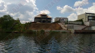 Vila lui Bogdan Olteanu domina peisajul de pe malul lacului