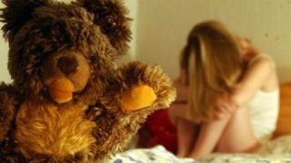 O fetita de 5 ani, violata in mod repetat de verisorul ei de 16 ani, in timp ce parintii petreceau