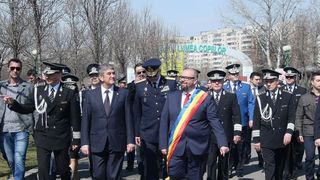 Ce cauta Gabriel Oprea si Cristian Popescu Piedone pe un monument inchinat eroilor militari cazuti la datorie? Cei doi "ctitori" si-au trecut numele pe o placheta, pentru posteritate