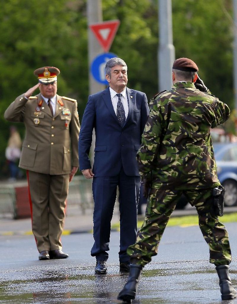 Gabriel Oprea era la acea vreme Ministru al Apararii Nationale