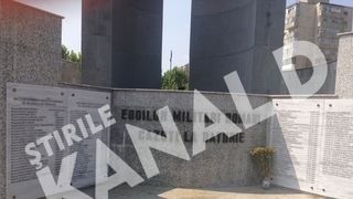 Numele eroilor cazuti la datorie sunt scrise pe partea din fata a statuii