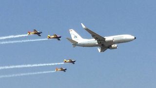 Bucuresti: Acrobaţii aeriene cu aeronave de luptă, efecte pirotehnice, muzică şi lumini, la cel mai mare show aerian