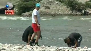 Apele Jiului i-au smuls fetita de 10 ani chiar din bratele ei. "Numai mama sa nu fii sa ti se intample asa ceva". Femeia e internata in spital cu depresie majora