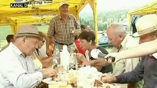 Petrecere in varf de munte inainte de inceperea Postului Sfintei Marii! Gratarele au sfarait si lumea a cinstit totul cu pahare de palinca