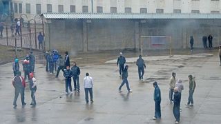 Aici sunt tinuti atat infractorii periculosi cat si gainarii