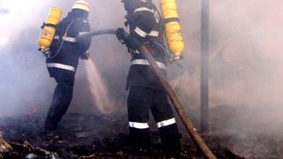 Incendiu la groapa de gunoi Glina. Pompierii intervin pentru stingerea focului