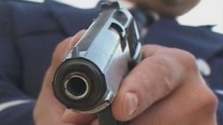 Un barbat a fost impuscat mortal dupa ce a atacat un politist cu furca