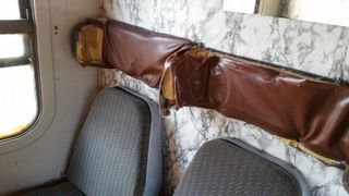 Cum arata un vagon de tren care transporta oameni pe ruta Bucuresti-Fetesti? Conditii greu de imaginat in anul 2016