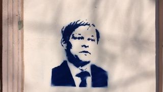 Fata lui Dacian Ciolos, pe zidurile din Bucuresti. Street Art cu prim-ministrul Romaniei
