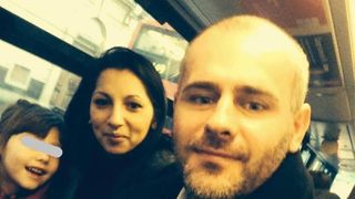 Romanul ai carui copii au fost dati spre adoptie unui cuplu de homosexuali din Anglia vrea sa se intalneasca cu presedintele Iohannis! A depus o cerere la Cotroceni