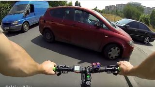 Mergea cu bicicleta prin Bucuresti, iar apoi o soferita a intrat din plin in el. Cand a ajuns politia, tot ea a facut pe victima. Cum s-a solutionat cazul