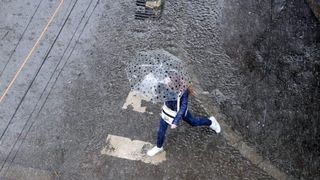 Informare de ploi si vijelii in mai multe zone din tara. Dupa canicula, urmeaza ploile!