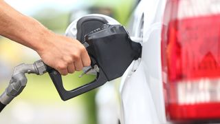 Vesti bune pentru soferi. Benzina si motorina au scazut cu peste 2% in ultima saptamana, pe fondul evolutiei barilului de petrol