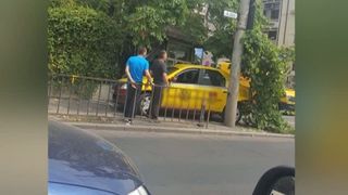 Panica la Ambasada Egiptului din Bucuresti! Un taximetrist a intrat cu masina in poarta cladirii!