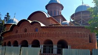 Catedrala nu este gata, ea fiind inconjurata de un gard