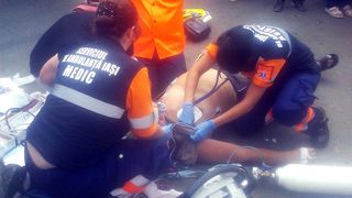 Canicula face victime. Un barbat a murit in plina strada. Echipajul medical s-a chinuit o ora sa il resusciteze