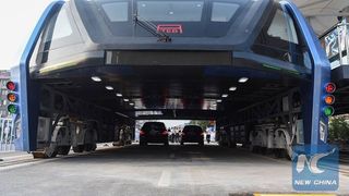 "Autobuzul viitorului" a devenit realitate! In China este deja pe strazi si oamenii sunt extrem de incantati!