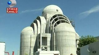 De zece ani se tot construieste Catedrala Sfantul Ioan Botezatorul din Oltenia. Daca ajutorul enoriasilor nu a fost suficient, cei de la Mitropolie asteapta ajutorul lui Dumnezeu.