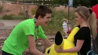 Emotionant! Zeci de straini s-au strans pentru a se juca Pokemon Go cu acest copil care sufera de autism! Au facut asta pentru a-l ajuta dupa ce fusese umilit in public!